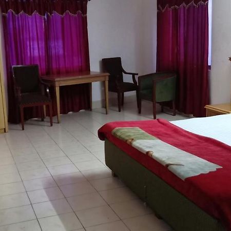 The Regency Hotel ดิบรูการ์ ภายนอก รูปภาพ