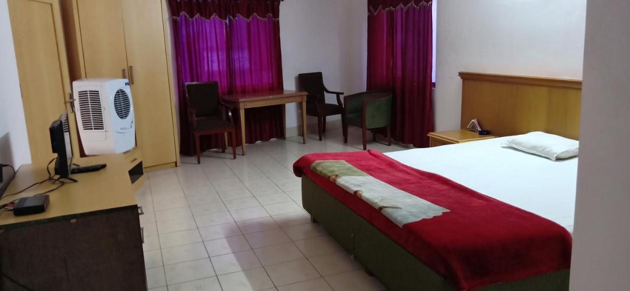 The Regency Hotel ดิบรูการ์ ภายนอก รูปภาพ